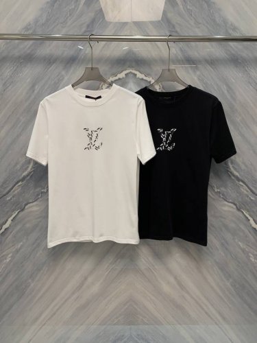 春夏新品1V艺术印花圆领高克重短袖T恤，这款短袖在细节处理上非常考究。首先，它采用高克重棉质材料，这种面料不仅柔软舒适，还具有一定的厚度，能够很好地保持衣服的形