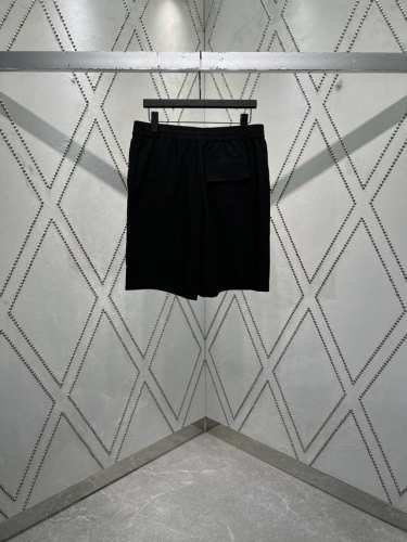 驴家 25Ss新款短裤为华美丝棉混纺泡泡纱压印全幅 Mini Monogram 图案，以惬意格调点亮炎炎夏日。可搭配同款衬衫，于昼夜场合彰显摩登风尚。 码数：S