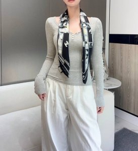 强推 可当抹胸穿的Chanel丝巾 18Mm顶级真丝双面同色丝巾 复古胶片图案的设计风格 真的超级好搭配 上身即是摩登时尚女郎 配色超显气质 随便怎么搭 都是时