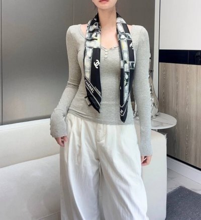 强推 可当抹胸穿的Chanel丝巾 18Mm顶级真丝双面同色丝巾 复古胶片图案的设计风格 真的超级好搭配 上身即是摩登时尚女郎 配色超显气质 随便怎么搭 都是时