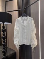 Mm6 2025年新版防嗮蕾丝两件套 ｜ 面料选用垂坠天丝亚麻，透气舒适 袖子采用抽褶设计，时髦度直接拉满 不挑身材还防晒，日常通勤一件搞定 搭配半裙慵懒飘逸，