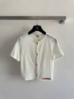 cc*中古风短袖圆领小开衫进口面料轻薄透气不闷热 舒适度满分精致双C单排扣装饰精致优雅 下摆搭配Logo字母钉珠装饰贴合身形的版型轻松穿出纤细腰线 显瘦效果绝精
