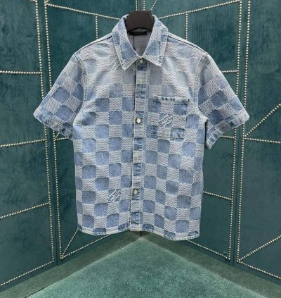 驴家1V 牛仔服 25春夏新品 提花棋盘格牛仔衬衣 面料通过砂洗工艺 复古做旧 褪色效果自然 开模定制珍珠扣 环保电镀 刻字清晰细腻 品质相当不错 轻松打造合各