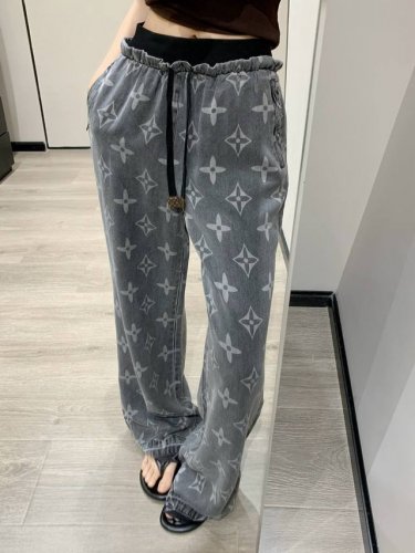 louis Vuitton Lv 驴家四叶草激光印花抽绳双腰头洗水休闲牛仔裤长裤 款号：2567 5198 颜色：灰色 尺码：Sml S码80-95斤 M码95