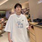 上新 新百伦Nb 胸前卡通印花系列限定圆领短袖T恤 男女情侣闺蜜款.... 小红书 Ins 各大平台火爆推荐单品、26支精梳棉面料 舒适透气柔软又亲肤！下半身随