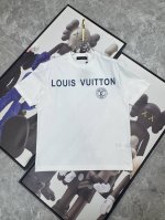 Lv 2025春夏新款首发专柜最新款短袖圆领T恤 高端订制 设计前卫时尚！品牌Logo重工艺设计 高端定制丝光云朵棉面料.手感柔软.穿着舒适.专柜级别精致车线.