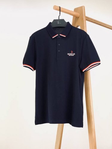 moncler 蒙口 2025Ss春夏新品 撞色饰边翻领短Tee。这款Polo衫采用棉质珠地面料制成，是适合各种季节的隽永设计单品。经典款式，以三色细节点缀袖口