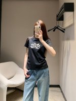 Dio*25Ss春夏新款 花朵刺绣珠片圆领短袖T恤丨独家高版出品！常规短袖裁剪 凸显品牌格调 面料柔软带有弹力 呈现显瘦视觉效果 通体细腻肌理 饰以刺绣珠片缝制