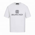 balenciaga 巴黎世家 25Ss 错位字母刺绣短袖 胸前是经典的Logo 纯棉面料 细节无法挑剔 极具档次感与奢华辨识度 版型属于休闲宽松小落肩的版型裁