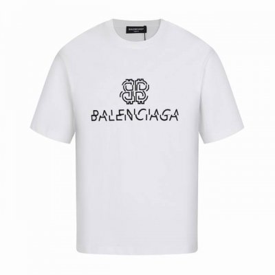balenciaga 巴黎世家 25Ss 错位字母刺绣短袖 胸前是经典的Logo 纯棉面料 细节无法挑剔 极具档次感与奢华辨识度 版型属于休闲宽松小落肩的版型裁