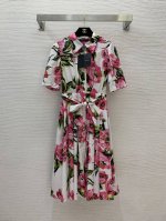 款号G25041037 杜嘉班纳Dg*新款 高端定制棉质面料、满身花朵绿叶印花修身显瘦系扣翻领短袖连衣裙！ S码：胸围90，袖长29，腰围70，裙长104