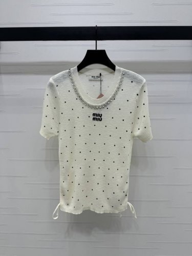 上新原单高端品质 Miumi*2025春夏最新系列！波点针织短袖！定制羊毛针织材质 质感高级 舒适柔软 肌理明显 圆领正肩短袖突出温柔气质 领口袖口螺纹包边 胸