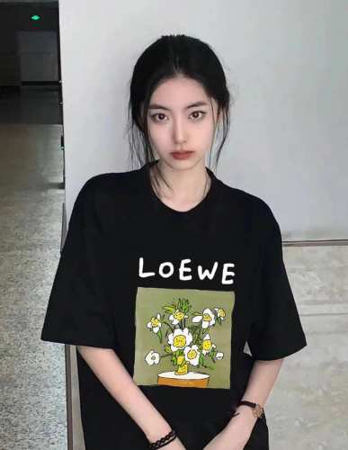 loewe 罗意威盆栽圆领短袖半袖T恤 面料采用260克纯棉双纱食毛面料 双线二本针压线 久洗不变形 原版定制三标 高端进口印花 随意水洗 情侣可穿 男女同款