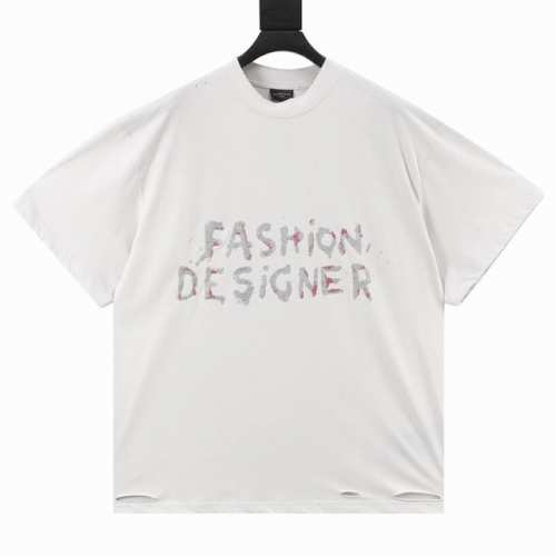 Balenciaga巴黎世家 早春新品Fashion廓形T恤 复古平纹针织面料 正面饰以Fashion艺术作品印花 有意思的是 印花染料接近女孩指甲油的散粉Bl