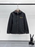 芬迪 2025春季新款夹克外套，秀场新品品相非常完美，舒适保暖，三标齐全色泽饱满诱人，非常出彩的设计，轻松将时髦感进阶，做工极为考究严谨，走线工整细致！大牌设计