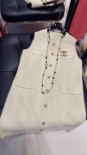 Chane * 新款马甲裙这颜色真的太显白了，适穿于任何肤色，都超级显高级，加上定制的巴洛克纽扣，精致又独特，好看又实穿 码数 36 38 40
