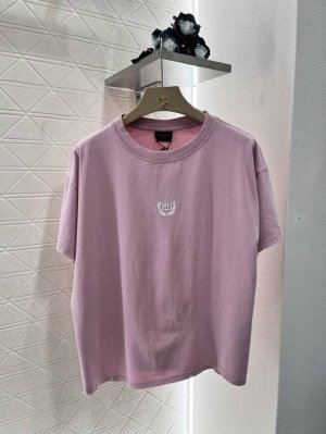 balenciag*2025新品上架 不规则刺绣 定制Yb原生全棉材质 透气舒适 质感十足 不规则T恤裁剪 凸显品牌格调 采用克重纯棉制成 略带有弹力 呈现显瘦