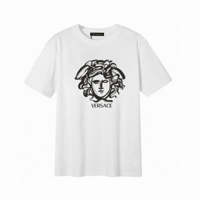 Versace 范思哲美杜莎字母短袖T恤,简单的设计看起来特别大方！版型剪裁特别有讲究！上身很洋气显瘦内搭外穿都看高密针织圆领设计，平整简约！亲肤透爽！T恤面料