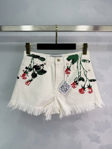 25新品上新Loew*玫瑰花印花白色短裤 出街上身轻松营造氛围感 绝对回头率百分百 采用有机棉牛仔面料 玫瑰花印花+下摆流须设计 直筒显瘦版型 显瘦显腿长 百搭