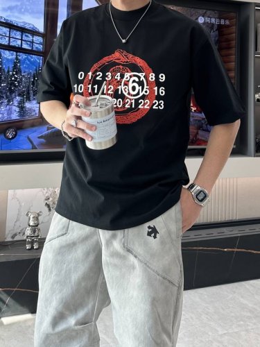 马吉拉 2025春夏款 官网同步 面料采用纯棉精梳棉面料 上身版型超正 日常百搭 衣橱必备单品 尺码 M-3Xl 版型偏大
