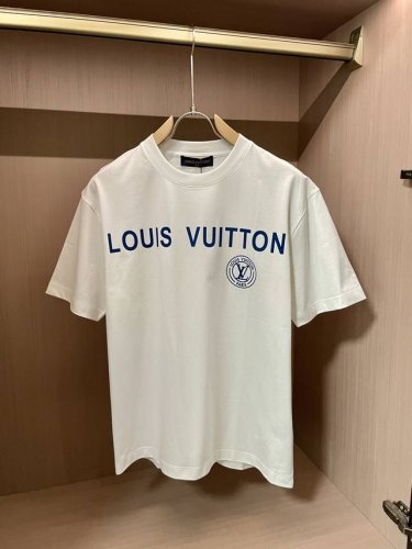 Lv 2025春夏新款首发专柜最新款短袖圆领T恤 高端订制 设计前卫时尚！品牌Logo重工艺设计 高端定制丝光云朵棉面料.手感柔软.穿着舒适.专柜级别精致车线.