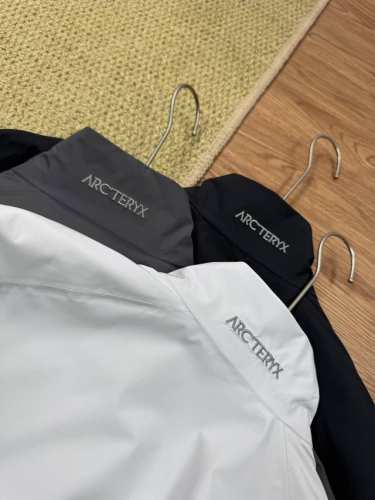 细节图# 刺绣款 Arc'teryx 始祖鸟春季户外徒步运动防风防泼水梭织立领轻量外套 采用防风面料和防水处理，能够有效抵御寒风，适合多变的气候条件。 梭织面料