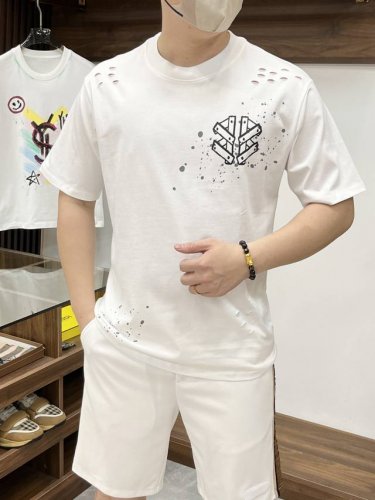 巴黎世家 三标齐全 2025夏季新款男士休闲圆领T恤 高级定制100%棉面料 面料柔软舒适 透气弹力舒适度极高 细节无可挑剔 顶级辅料配备 原版Logo设计理念