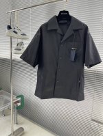 prad 再生尼龙短袖衬衫 选用品牌标志性的再生尼龙面料，表面呈现丝绸光泽与细腻肌理，同时又保持相对轻盈的克重，与传统尼龙高强度，抗撕裂，耐磨损等特性相当的同时