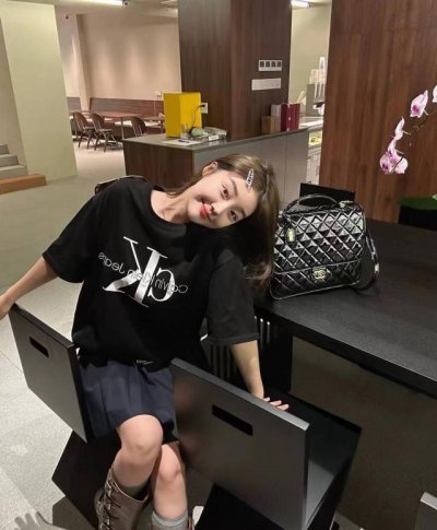 上新！ 高品质！Ck Calvin Klein25新款绣花小字母大Logo情侣款短袖T！宽松版型！ 采用320克精梳纯棉面料！无敌质感！ Ck大印花+饱满绣花小