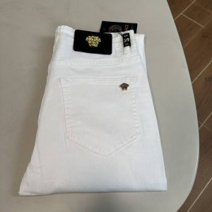 vs 范思哲独家专供新款 牛仔裤，高端版本！专柜定制面料 透气舒适度高，细节无可挑剔，品牌元素设计理念，体现高品质。手感细腻柔软！呈现休闲裁剪，上身版型超赞！