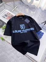 Lv2025春夏新款首发专柜最新款短袖圆领T恤 高端订制 设计前卫时尚！品牌Logo重工艺设计 高端定制丝光长绒棉面料.手感柔软.穿着舒适.专柜级别精致车线.做
