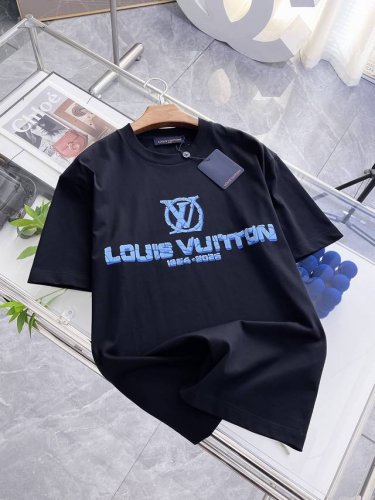 Lv2025春夏新款首发专柜最新款短袖圆领T恤 高端订制 设计前卫时尚！品牌Logo重工艺设计 高端定制丝光长绒棉面料.手感柔软.穿着舒适.专柜级别精致车线.做