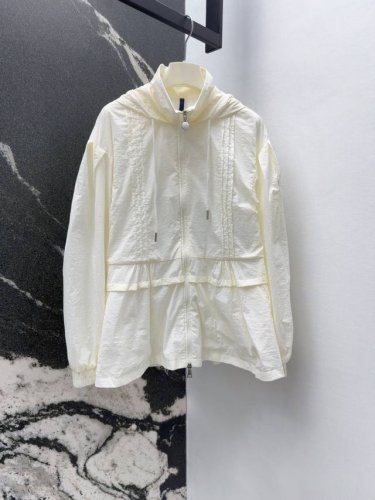 mc 25Ss 春夏新品轻盈尼龙连帽外套 袖子大身采用压褶元素细节 收腰小A设计腰部抽绳随性调节 休闲帅气又时髦 拉链连帽版型完全不挑人 实穿很有范 两个颜色都