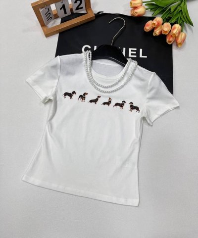 Markgong设计师品牌Jennie同款配珍珠项链腊肠狗修身短袖T恤 此款T恤以高级精梳棉为基底 质感细腻且亲肤透气 融入了可拆卸的珍珠项链 巧妙增添优雅气质