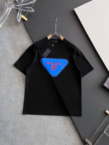 prad* 2025最新款短袖T恤 独家260克重磅打造 休闲时尚的尚佳之选 定制高支80支双股纯棉密柔面料 亲肤性极佳 尺码 S- Xxl 微宽松版型