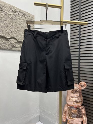 prada 普拉达 新款金属三角标男士尼龙口袋三角标识短裤，这款三角形织物徽标装点的男士百慕大短裤源于Re-Nylon再生尼龙项目。Re-Nylon 再生尼龙系