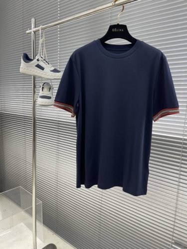 Bbr 2025Ss短袖系列 尺码: M-3Xl 版型：微阔版型 克重：160克重 成份：80支长绒棉 160克重面料纹路平整清晰 触感轻薄干爽 工艺：袖子做针