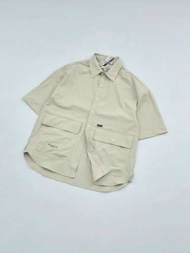 go Out联合出品 Nautica白帆 日系中性户外钓鱼衬衫 采用聚酯纤维弹力速干面料 立体剪裁 弧形下摆 有两处精美小刺绣和口袋处印花点缀 两个按扣开合的立