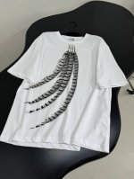 25新品棉质印花T恤 柔软棉质针织面料制作 正面饰羽毛图案印花 背面饰品牌标识刺绣 圆领领口 落肩设计 男女同款 黑色 白色 Sml