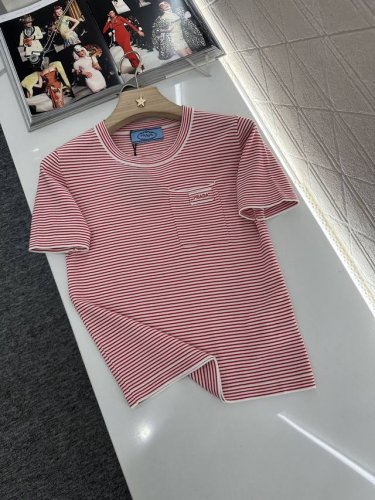 prad*2025新品上架 条纹圆领针织短袖 定制Yb全棉纱线织造 柔软亲肤 舒适有型 条纹圆领短袖版型 精致弹力螺纹包边 贴合身形更显瘦 大身红白两色条纹碰撞