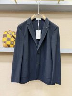 Dior迪奥 2025春夏新品男士休闲西装外套，适合多种场合穿搭！经典品牌字母标点缀。外贸公司订单！面料质地细腻、定制原版面料！触感又柔软细腻、但型态又笔挺有型