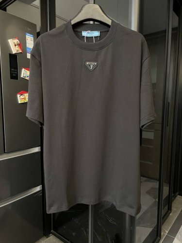 隔天 prada 普拉达 领口金属三角标镶嵌短袖T恤 黑 高版本 重磅克重260G纯棉双纱面料 螺纹定织定染通肩拉条工艺增加衣物清洗寿命 触感舒适 品质上乘 全