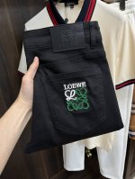 主推 Loewe 2025春季独家专供新款秘罗意威潮男时尚休闲牛仔裤，春季新款裤子 高端欧版原单潮流时尚休闲裤子 透气舒适度高，细节无可挑剔，品牌元素设计理念，