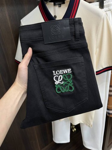 主推 Loewe 2025春季独家专供新款秘罗意威潮男时尚休闲牛仔裤，春季新款裤子 高端欧版原单潮流时尚休闲裤子 透气舒适度高，细节无可挑剔，品牌元素设计理念，