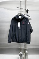 蒙口 2025春季新款夹克外套，秀场新品品相非常完美，记忆面料舒适保暖，三标齐全色泽饱满诱人，非常出彩的设计，轻松将时髦感进阶，做工极为考究严谨，走线工整细致！