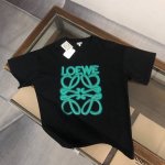Loewe 罗意威 24Ss专柜同款圆领短袖T恤～重工刺绣Logo设计～定制棉质面料～ 厚板立体！衣服偏厚使整体高透气和柔软性的质感更加凸显，饱满的棉质感引起极