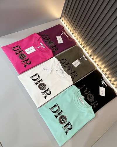 dio*迪家 2025春夏新款男女同款短袖T恤，专柜同步发售！定制专属260克纯棉面料，定制原版工艺螺纹，胸前Logo图案压胶工艺设计！简约大方，从容百搭，档次