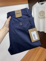 巴宝莉 2025新款 官网同步发售休闲西裤，进口定制高端面料，面料柔软舒适，胶标彰显了品牌特质，采用顶级Logo五金配置，细节无可挑剔，上身效果超棒，完美兼具商
