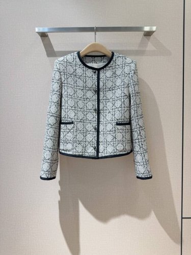 d家25早春新品~ 新到金色也很美 新款藤格纹外套，高级贵气感满满，上身非常显气质，可以搭配阔腿裤或者半裙，连衣裙跟其他单品搭配叠穿更有层次感. 定制面料与Cd