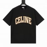 款号Y632 Celine 赛琳 弧形字母印花短袖 采用2 克40支精梳棉面料制成，且经由水洗后面料手感顺滑，不易缩水变形，不易褪色，质感满满。印花采用弹力胶浆